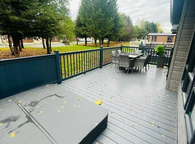 Copse View Lodge With Hot Tub